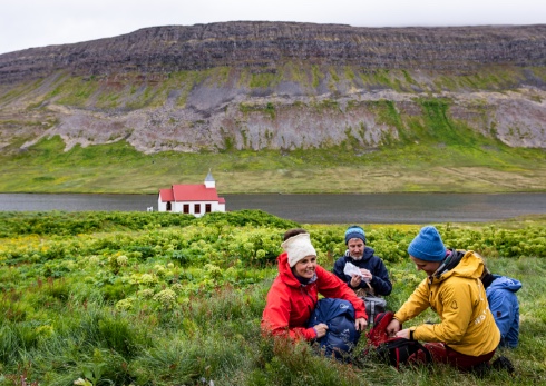 Smithsonian Student Journey in Iceland 7 Students eating a picnic outdoors in Iceland