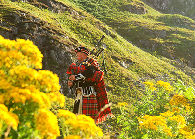 man-playing-bagpipes-scotland Students in a flight simulator