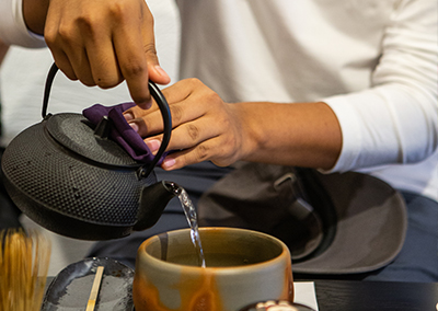 student-pouring-japanese-tea Students in a flight simulator
